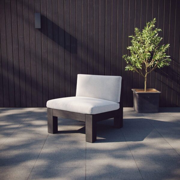 Modulsofa auf der Terrasse gegen die schwarze Wand