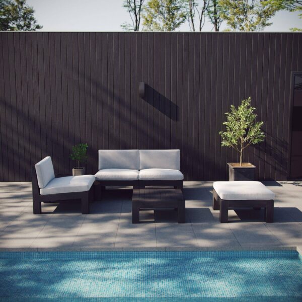 Modulsofa Gruppe auf der Terrasse gegen die schwarze Wand