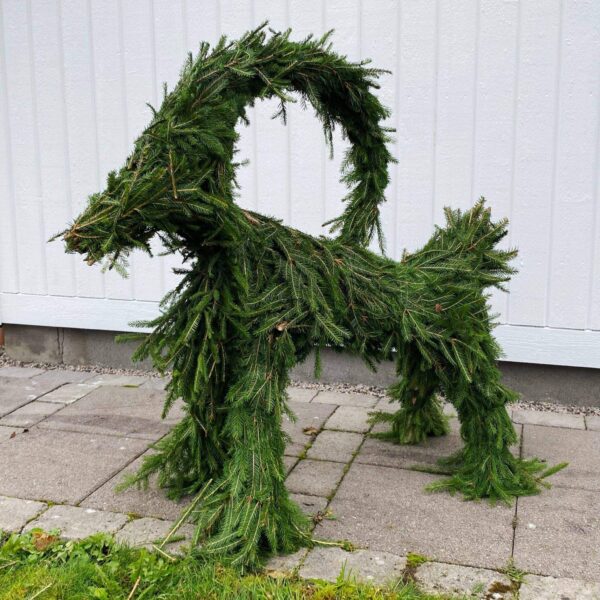 Descripción de construcción de cabra de Navidad con ramas de pino