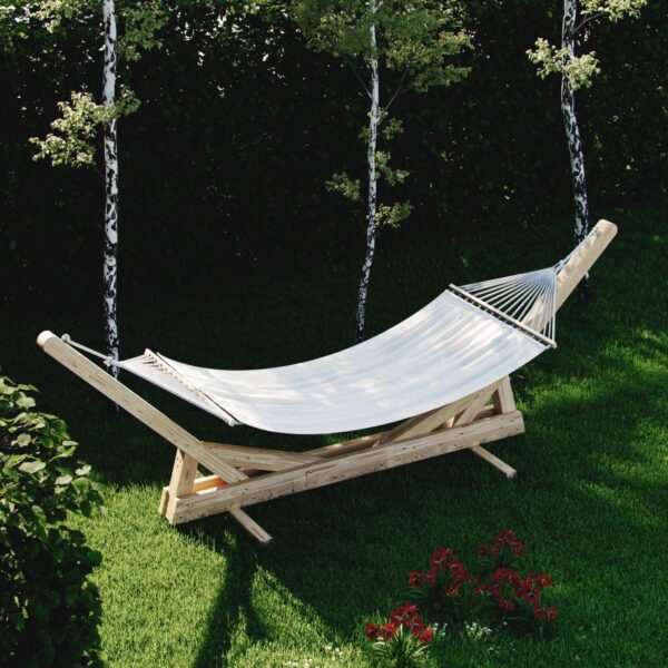 Soporte para hamaca en jardín de madera