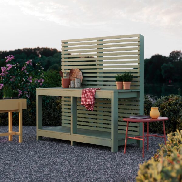 DIY outdoor kitchen with trellis built from wood using our simple building instructions.